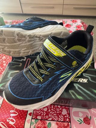 Zapatillas marca Skechers para niño