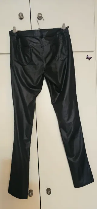 Leggings efecto piel negros.