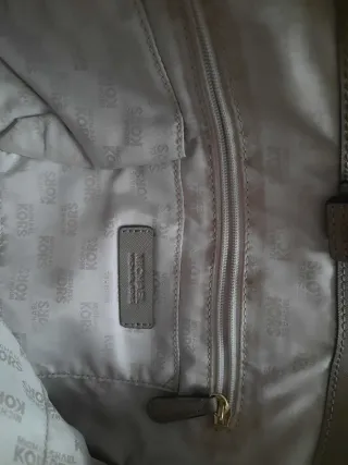 Bolso Michael Kors Gris con detalles dorados