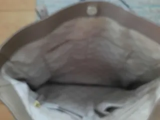 Bolso Michael Kors Gris con detalles dorados