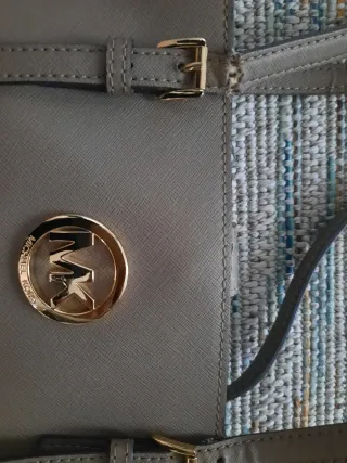 Bolso Michael Kors Gris con detalles dorados