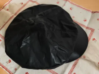 Gorra de cuero negra