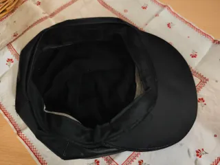 Gorra de cuero negra