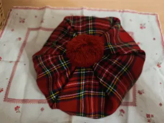 Gorro de lana escocés con pompón