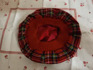 Gorro de lana escocés con pompón