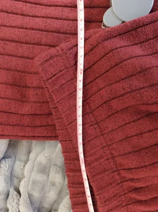 Conjunto camiseta y pantalón color burdeos.