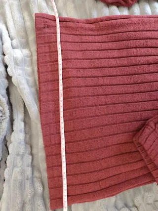 Conjunto camiseta y pantalón color burdeos.