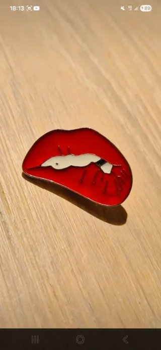 Spilla labbra rosse smaltate
