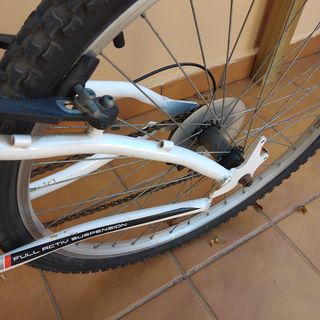 Bicicleta azul Freerider con pata de apoyo