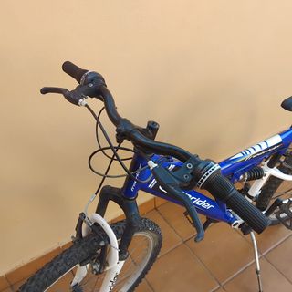 Bicicleta azul Freerider con pata de apoyo