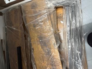 Mesa de escritorio con estantería