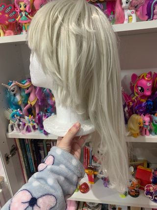 Peluca blanca con flequillo