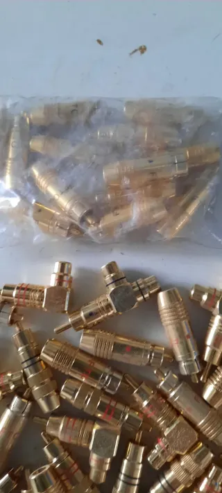 Clavijas de audio doradas