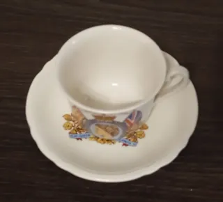 JUEGO DE TAZA+PLATILLO CONMEMORATIVO , ADAMS