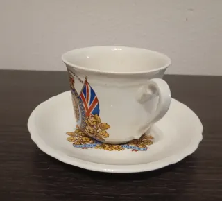 JUEGO DE TAZA+PLATILLO CONMEMORATIVO , ADAMS