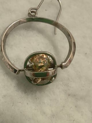 Orecchini pendenti con pietra dorata