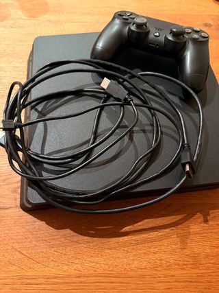 PS4(PlayStation 4)Sony Negra con un mando y juegos