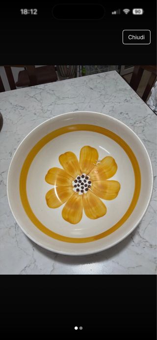 Zuppiera in ceramica decorata con fiore giallo