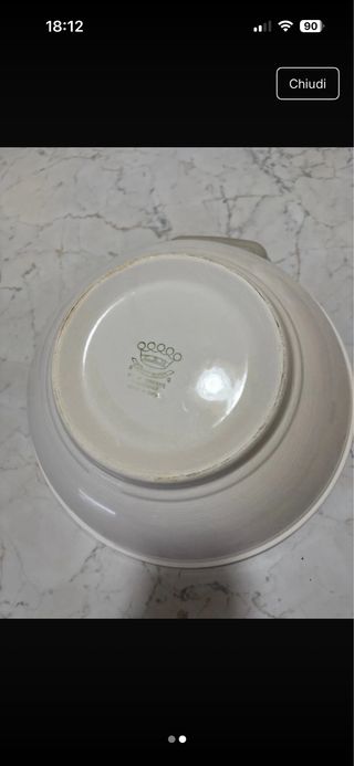 Zuppiera in ceramica decorata con fiore giallo