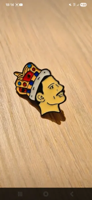Spilla smaltata Freddie Mercury con corona