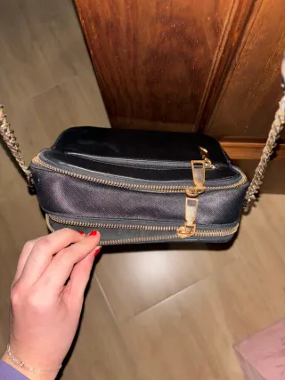 Bolso negro con cadena dorada