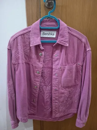 Cazadora vaquera Bershka bordada rosa T.XS