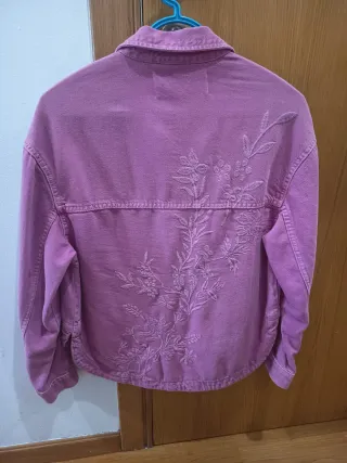 Cazadora vaquera Bershka bordada rosa T.XS
