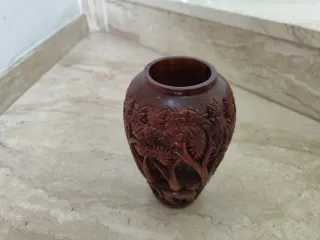 Jarrón de madera tallada artesanal