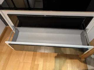 Mueble recibidor negro y dorado