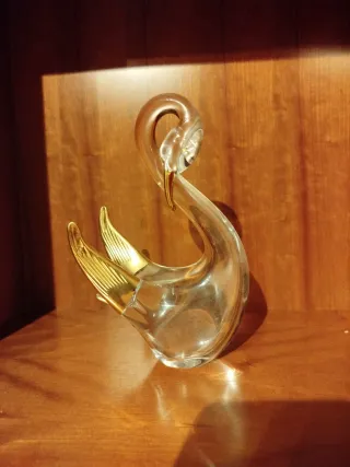 Cisne de cristal dorado y transparente