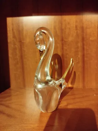 Cisne de cristal dorado y transparente