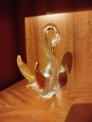 Cisne de cristal dorado y transparente