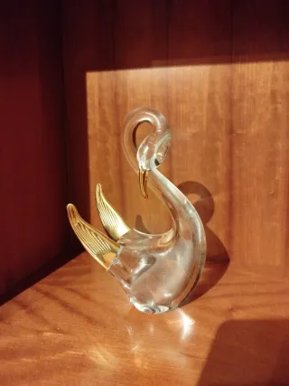 Cisne de cristal dorado y transparente