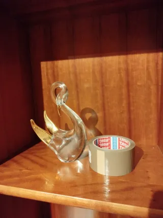 Cisne de cristal dorado y transparente