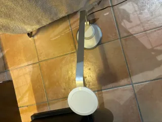 Lámpara de mesa moderna plata y blanco