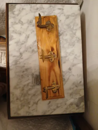 Colgador de madera y metal