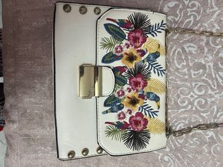 Bolso blanco con bordado de flores y aves