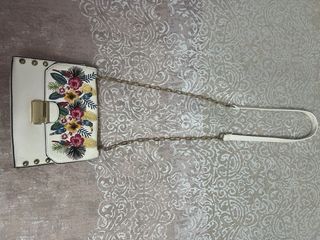 Bolso blanco con bordado de flores y aves