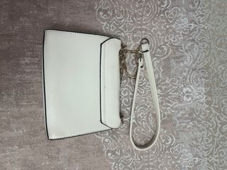 Bolso blanco con bordado de flores y aves