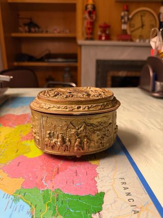Joyero antiguo latón repujado forrado por dentro
