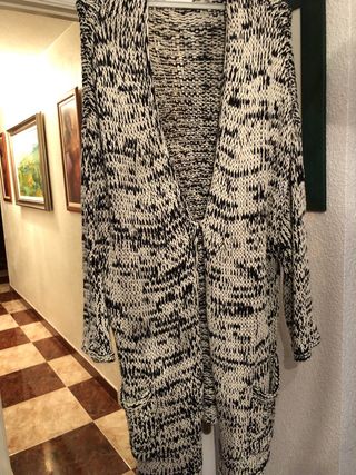 Abrigo largo tejido gris y negro, talla única