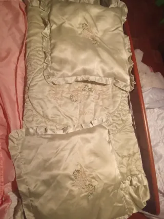 Edredón y 2 cojines satinados