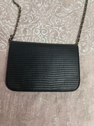 Bolso negro con cadena dorada