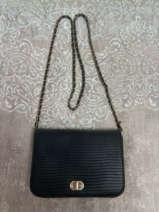 Bolso negro con cadena dorada