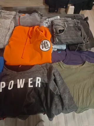 21piez.ropa incluidas camisetas, pantalones,etc...