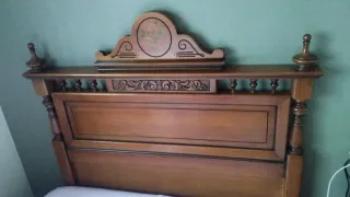 Cabecero de madera tallada