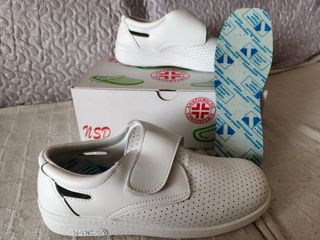 Zuecos blancos de piel cómodos.Ideal para trabajar