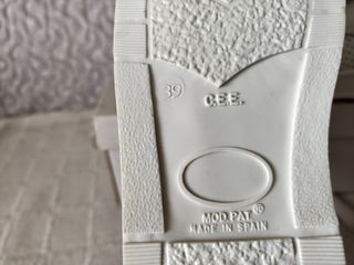 Zuecos blancos de piel cómodos.Ideal para trabajar