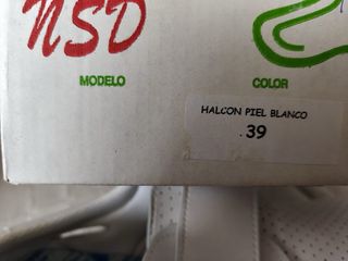 Zuecos blancos de piel cómodos.Ideal para trabajar