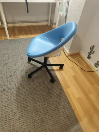 Silla de escritorio azul y blanca